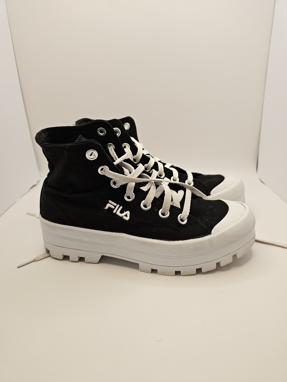 FILA Womens Black and White High-Top Canvas Platform Sneakers W/Lug Sole Sz: 8.5